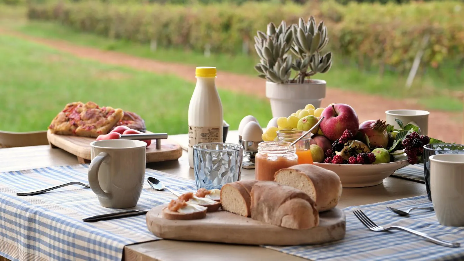 La tavola della colazione apparecchiata sulla veranda in legno del lodge