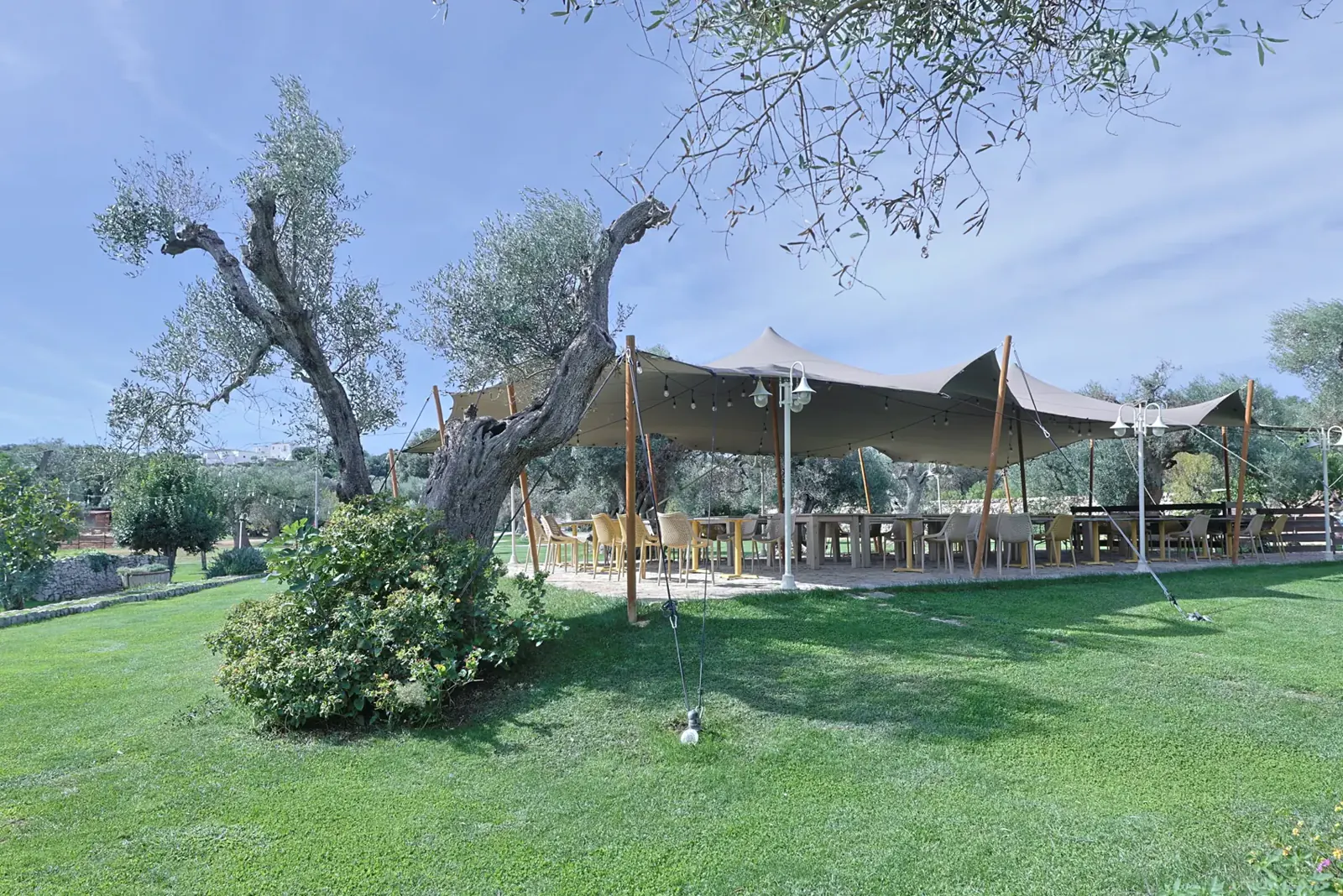 La corte dei buffet sotto la tensostruttura