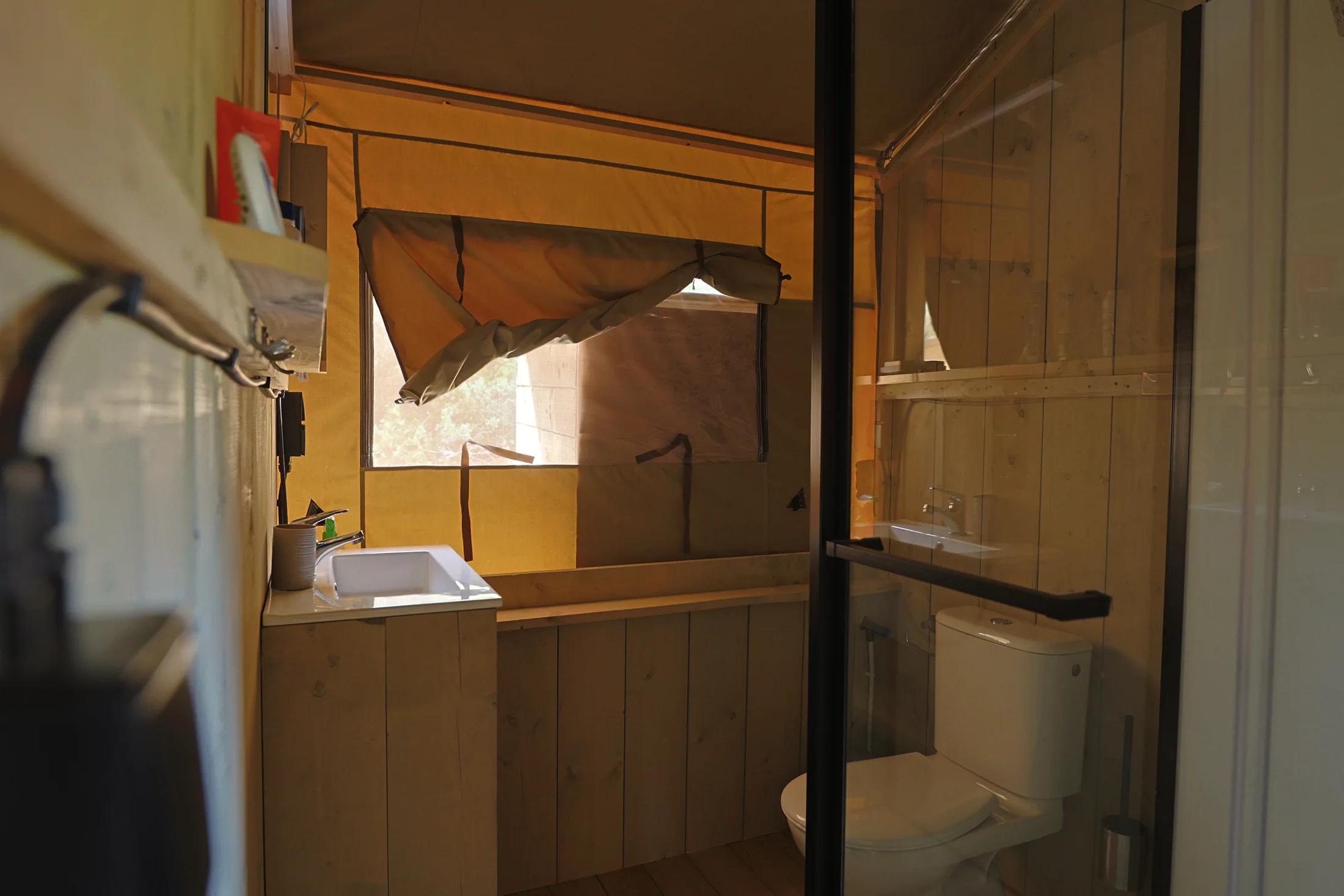 Il bagno interno del lodge, con il wc e la doccia
