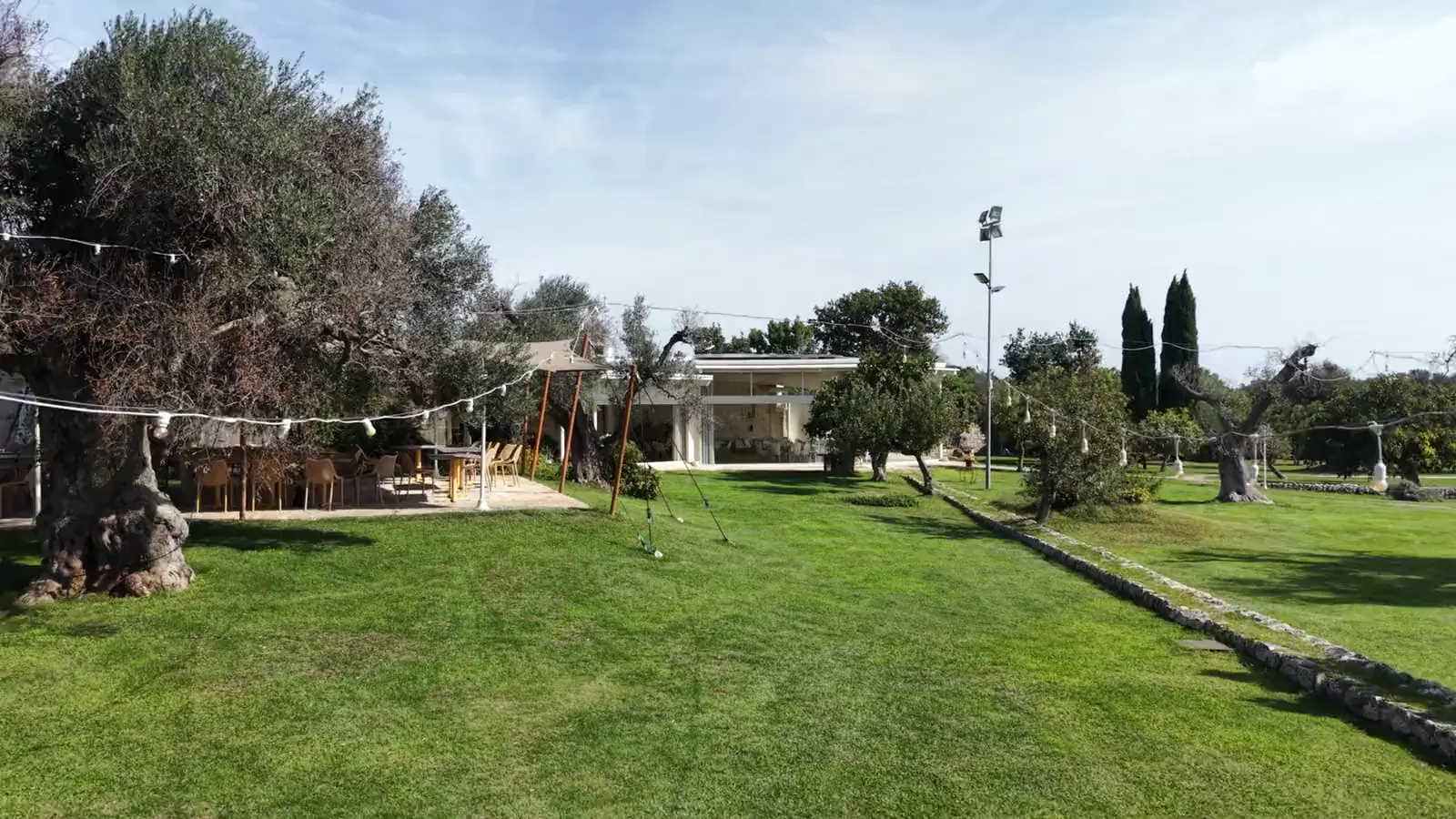 Il prato, la corte dei buffet e la veranda Antimo, ripresi dal giardino