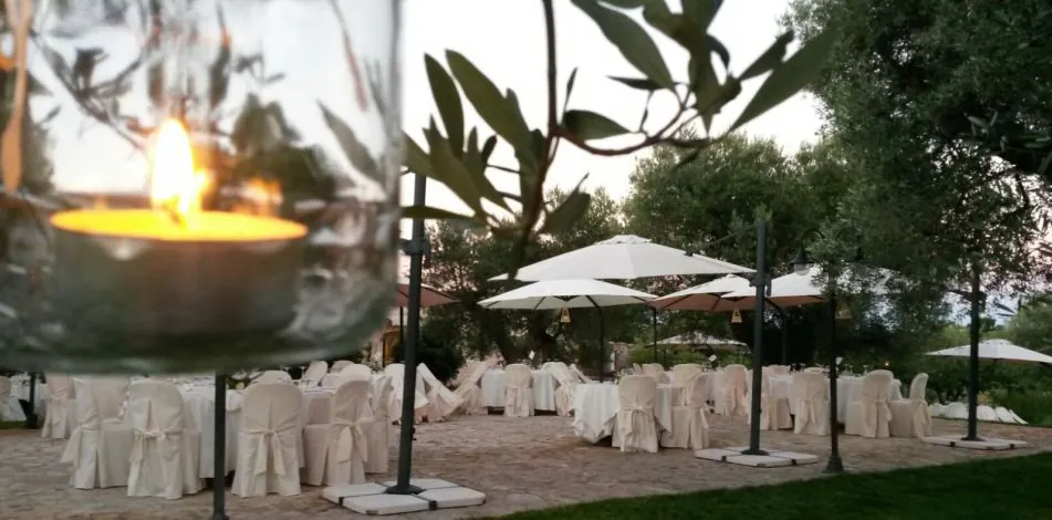 Tavoli allestiti per un ricevimento all’aperto